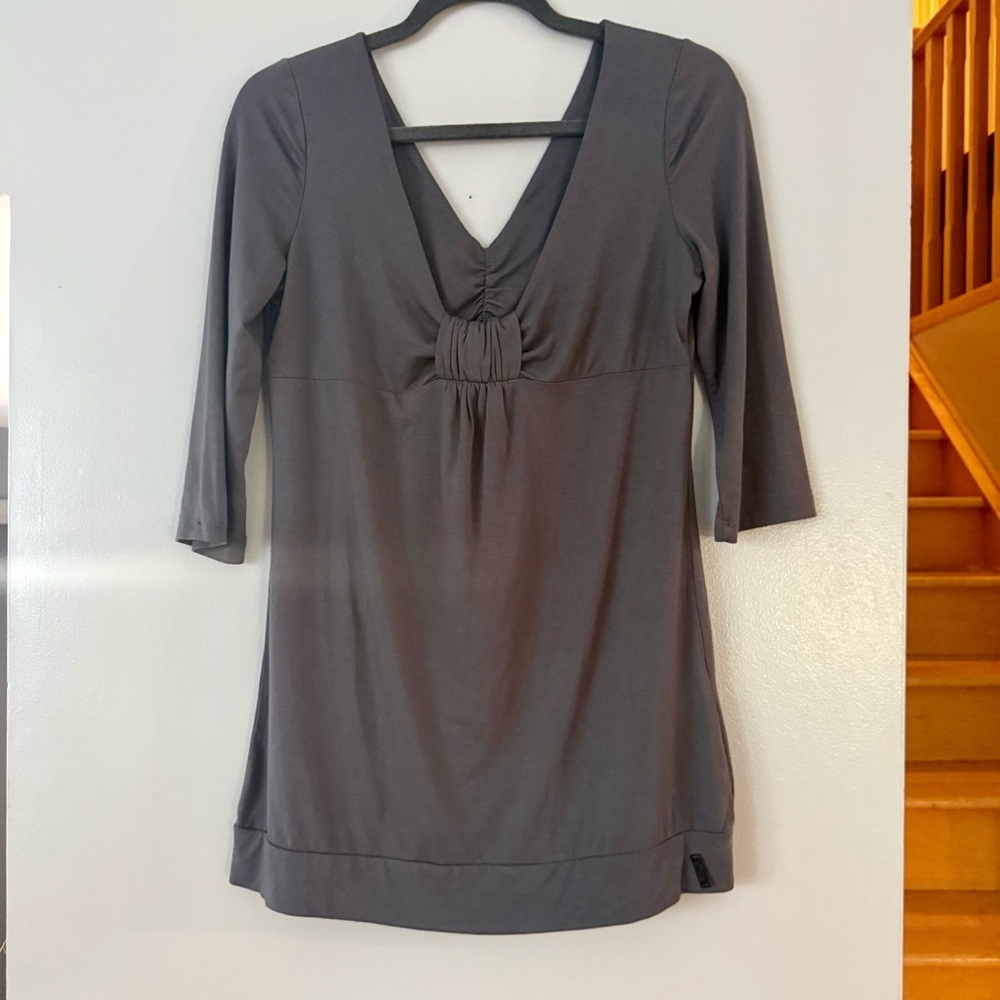 😸🇨🇦 Lady Dutch Gray Women's V-Neck Empire Waist with Gathered Bust Top or Tunic
